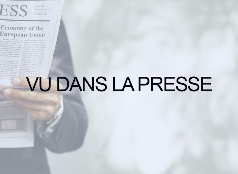 Image d'une personne regardant un journal