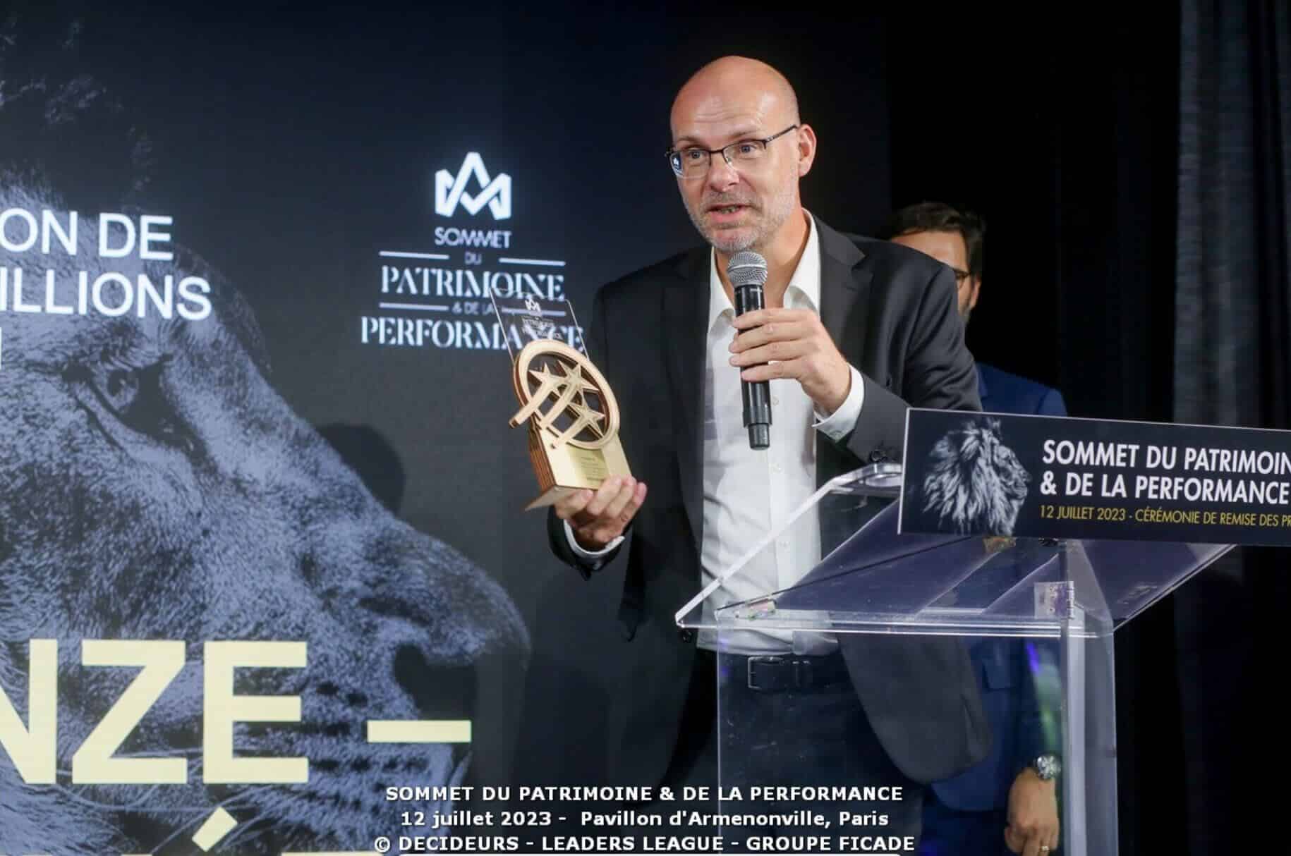 Christophe Brochard, président du Groupe Quinze - Gestiion Privée reçoit le prix du meilleur cabinet de gestion de patrimoine au sommet du patrimoine et de la Performance 2023